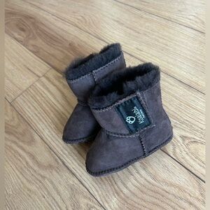 Size 2 Koalabi Australia baby sheepskin booties.